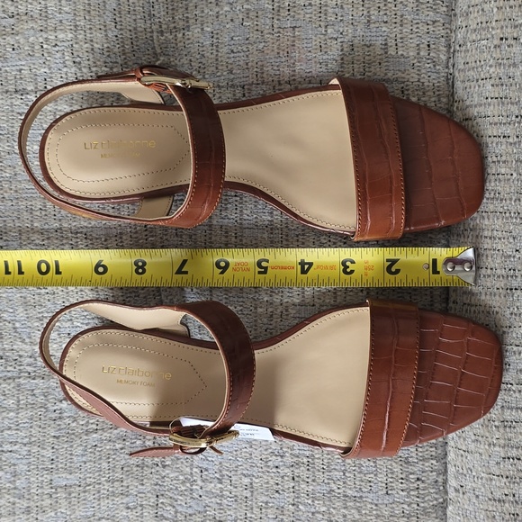 LIZ CLAIBORNE SIGNATURE WOMEN'S BROWN SUMMER MEMORY FOAM SANDALS SIZE 8 - Picture 12 of 14